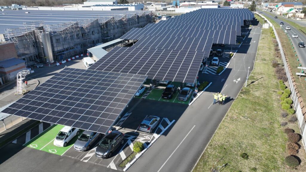 Panneaux solaires install&eacute;s au dessus d'un parking chez L'Or&eacute;al